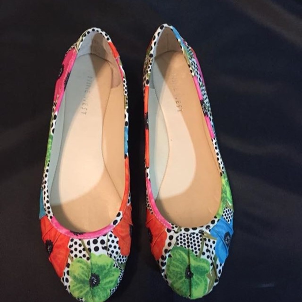 Flowery flat shoe